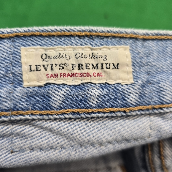 Levi's  501 Women Distressed Denim Shorts Waist 28 - Picture 7 of 8